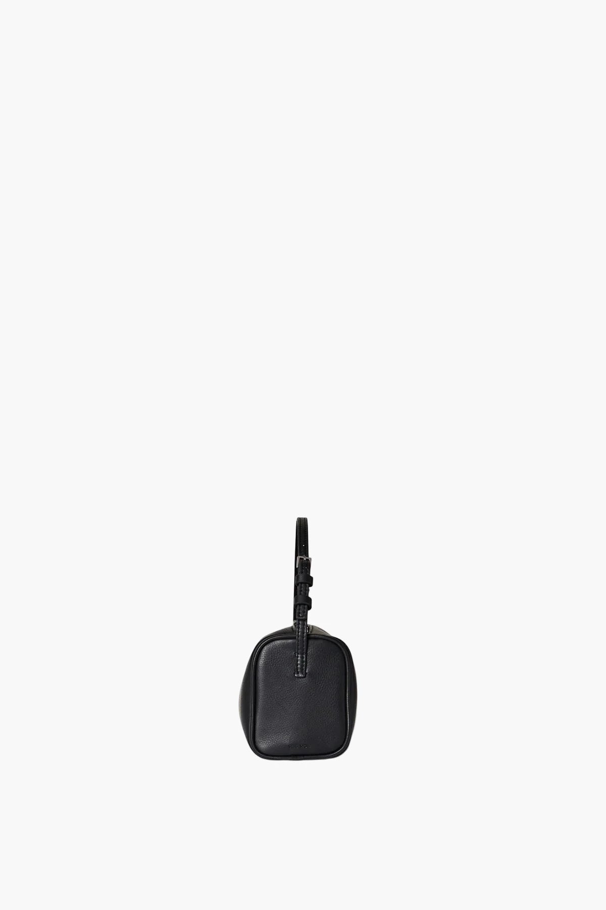 Close-up of grain-textured vegan black leather handle – Varo 90s Bag