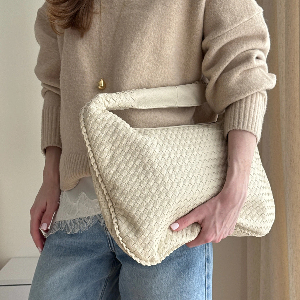 women wearing woven hobo shoulder bag beige street style elegant