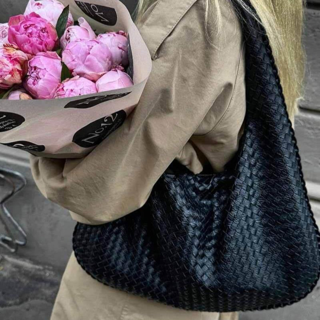 oven hobo shoulder bag women carrying flowers street style elegant