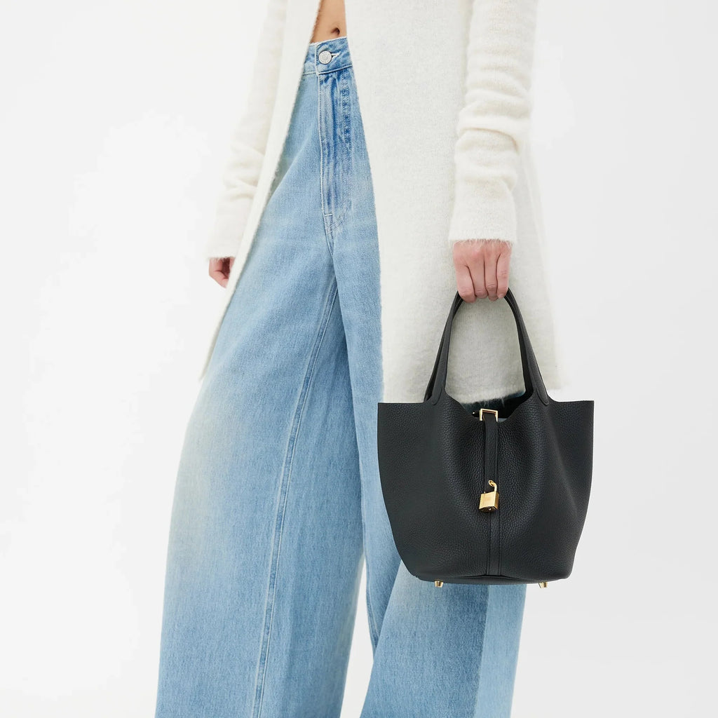 women wearing black bucket bag jeans casual street style elegant